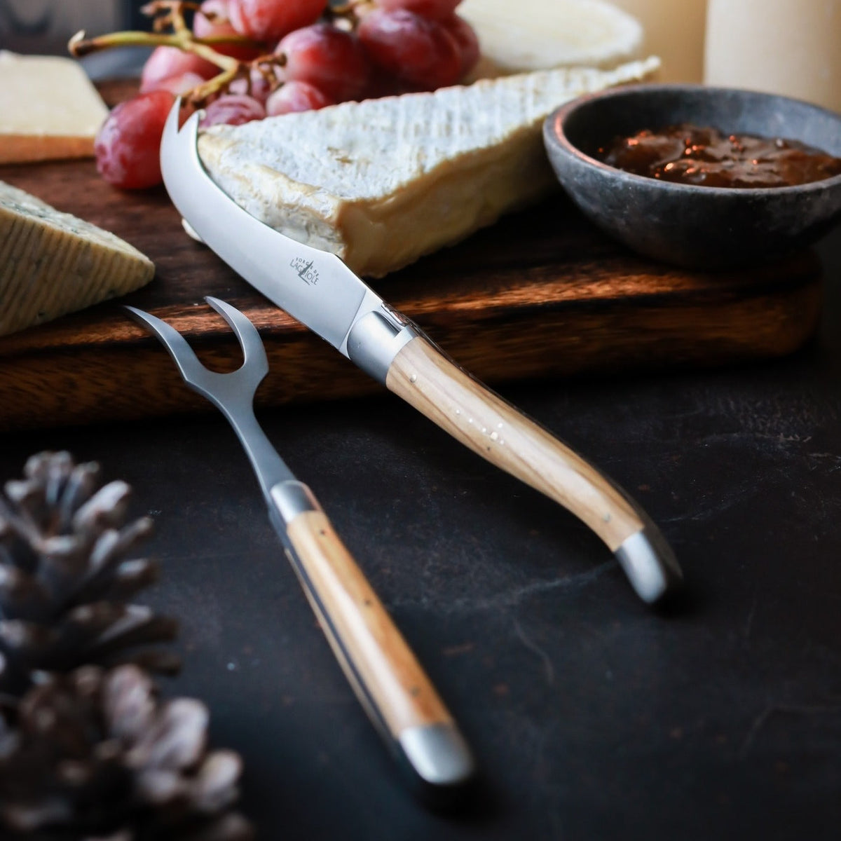 Tradition Cheese Set Olive wood Satin Finish